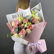 Букет живых цветов из кустовых роз и эустомы