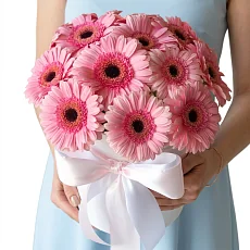 Коробка нежно розовых гербер