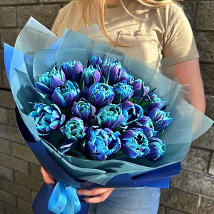 Букет из радужных тюльпанов