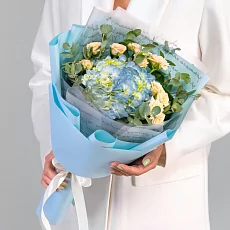 Букет из гортензии и кустовой розы