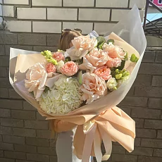 Букет с нежной розой и гортензией из свежих цветов