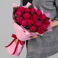 15 Малиновых Роз в упаковке 