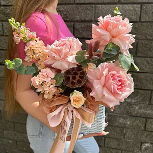 Корзина с пионовидными розами и маттиолой