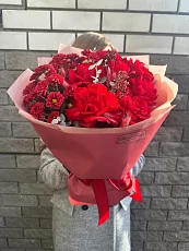 Букет из красных роз и хризантем 