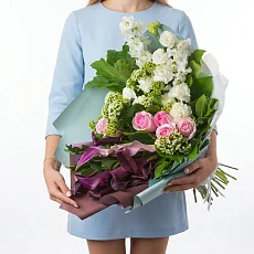 Букет с каллами и дельфиниумом