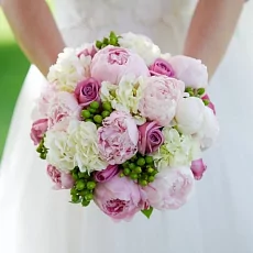 Букет невесты с пионами и гортензией  