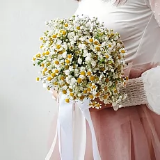 Композиция для невесты из ромашек и гипсофилы
