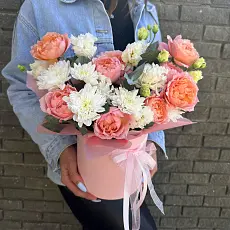 Букет живых цветов с эустомой и кустовой розой в нежной шляпной коробке