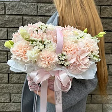 Корзина средняя с гвоздикой и гортензией