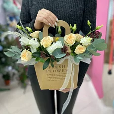 Коробка с эустомой и кустовой розой 