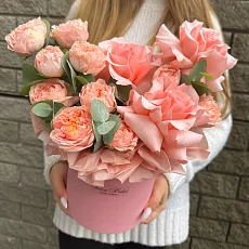 Шляпная коробка с розовыми розами 