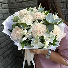 Альстромерия и диантус в дизайнерской упаковке