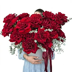 Французские красные розы в шляпной коробке