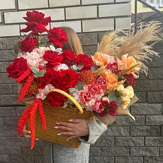 Корзина с розами и тюльпанами 