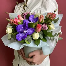 Шляпная коробка с вандой и эустомой