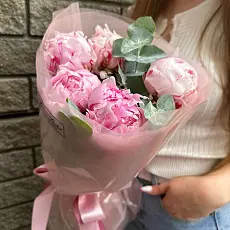 Букет живых цветов из 5 пионов с эвкалиптом в дизайнерской упаковке