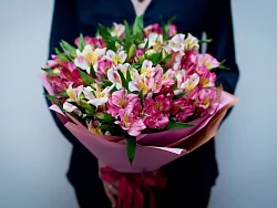 Большой букет разноцветных Альстромерий