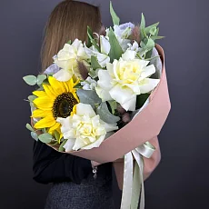 Букет с подсолнухом и альстромерией