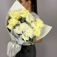 Авторский букет живых цветов с кустовой хризантемой и розами в упаковке