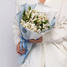 9 Светлых Альстромерий в упаковке 