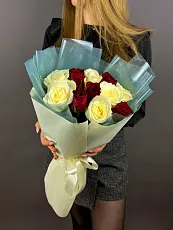 Нежный букет живых цветов из 11 красных и белых роз в дизайнерской упаковке