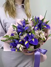 Букет живых цветов из альстромерий и ирисов в дизайнерской упаковке