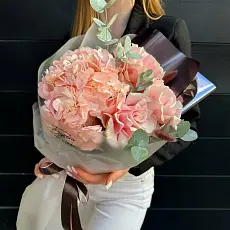 Букет живых цветов с розовой гортензией и французскими розами в дизайнерской упаковке