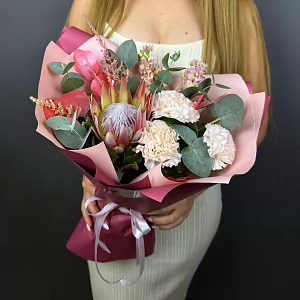 Протея с диантусами