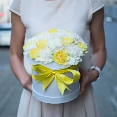 Шляпная коробка с цветными гвоздиками 