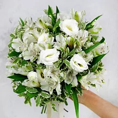 Букет невесты из альстромерий и эустомы