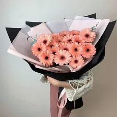 17 Розовых Гербер в упаковке