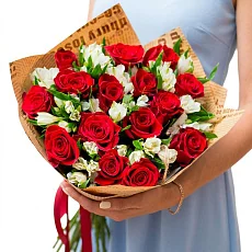 Композиция из красных роз и альстромерии