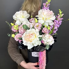 Авторская композиция с розами и эустомой