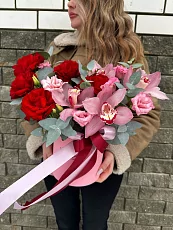 Композиция с розами и орхидеей 