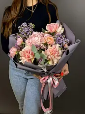 Авторский букет с сиренью и розами 