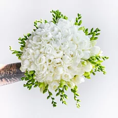 Букет невесты из 35 белых фрезий 