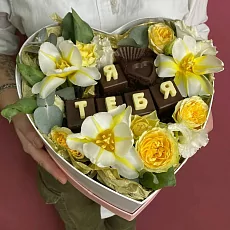 Коробка цветов в форме сердца с тюльпанами и розой