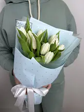 Букет живых цветов из 9 белых тюльпанов в дизайнерской упаковке