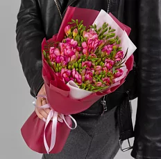 25 Малиновых Фрезий в упаковке