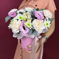 Живые цветы с гвоздикой и эустомой в коробке