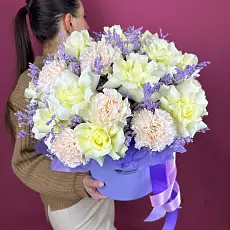 Композиция живых цветов с розами и гвоздикой