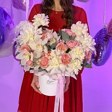 Нежная композиция с орхидеями и розами 