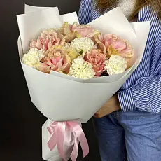 Нежный Букет живых цветов из белых диантусов и розовых роз в упаковке