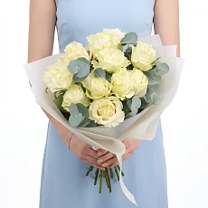 Нежные розы и эвкалипт