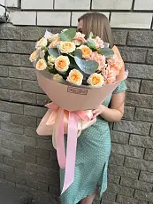 Букет живых цветов с гвоздикой и кустовой розой в дизайнерской упаковке