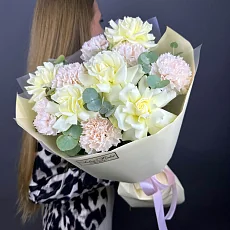 Композиция из роз и гвоздик