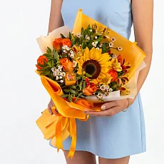 Букет с подсолнухом и розами