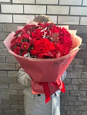 Букет из красных роз и хризантемы