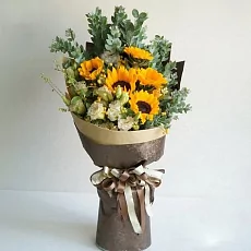 Букет с подсолнухами и лизиантусом 