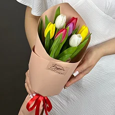 7 Разноцветных тюльпанов в упаковке